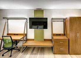Holiday Inn Express & Suites WOODBRIDGE by IHG 4