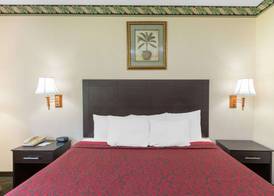Days Inn by Wyndham Sullivan 4