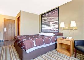 Super 8 by Wyndham Louisville Airport 5