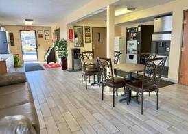 Econo Lodge Lansing - Leavenworth 3