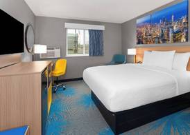 Days Inn by Wyndham Waukegan Great Lakes-Free Breakfast and Naval Base Shuttle 5