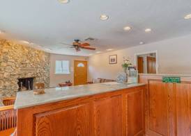 Mariposa Lodge 2