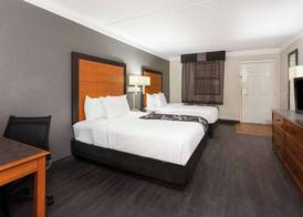 Super 8 by Wyndham The Woodlands North 5