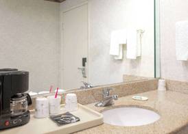 Travelodge by Wyndham Long Beach Convention Center 3