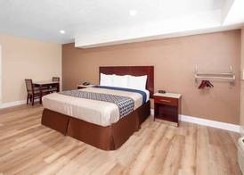 Travelodge by Wyndham Harbor City 3