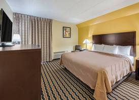 Quality Inn & Suites Cincinnati Uptown Norwood 4