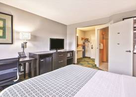 La Quinta Inn by Wyndham Toledo Perrysburg 4