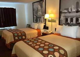 Super 8 by Wyndham Riverside/Kansas City 3