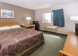 Super 8 by Wyndham St. Charles 4