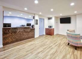 Super 8 by Wyndham Victoria - South - Hwy 59 4