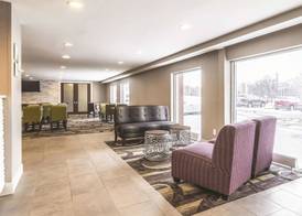 La Quinta Inn & Suites by Wyndham Cleveland - Airport North 5