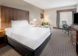 La Quinta Inn & Suites by Wyndham Fort Worth Arlington West 4
