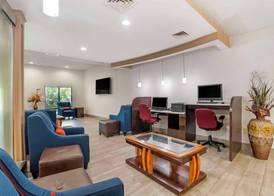 Comfort Suites At WestGate Mall 2