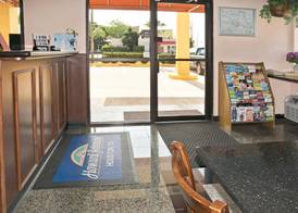 Howard Johnson by Wyndham Houston Heights Downtown 2