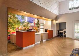 La Quinta Inn & Suites by Wyndham San Antonio N Stone Oak 2