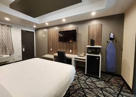 Comfeeni Inn and Suites 5