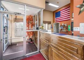 Econo Lodge Selmer 2