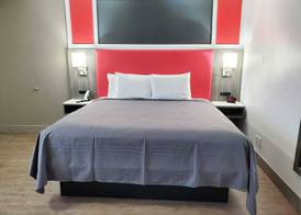 Seven Seas Inn & Suites 3
