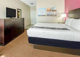 La Quinta Inn & Suites by Wyndham Winnie 5