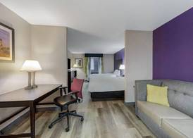La Quinta Inn & Suites by Wyndham Louisville East 4