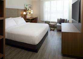 Holiday Inn & Suites MONTREAL AIRPORT by IHG 5