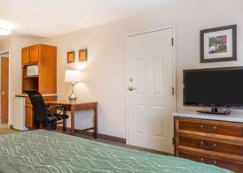 Comfort Inn & Suites South Burlington near University 4