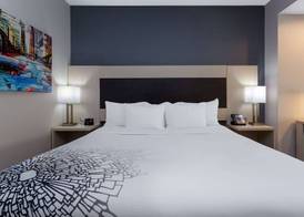 La Quinta Inn & Suites by Wyndham Shorewood 5