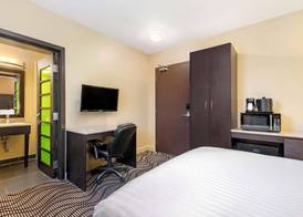 La Quinta by Wyndham Oshawa 5