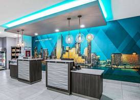 La Quinta Inn & Suites by Wyndham DFW Airport West-Glade 4