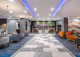La Quinta Inn & Suites by Wyndham Louisville NE - Old Henry Rd 2
