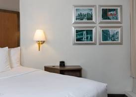 La Quinta Inn & Suites by Wyndham Secaucus Meadowlands 5