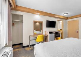 Econo Lodge Woodbridge 5
