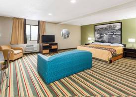 Super 8 by Wyndham Bloomington Normal 4