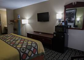 Econo Lodge Canton North 4