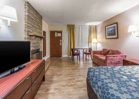 Econo Lodge Inn & Suites on the River 5