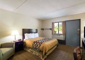 Super 8 by Wyndham White River Junction 3