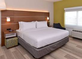 Holiday Inn Express & Suites ST. PETERSBURG - MADEIRA BEACH by IHG 2