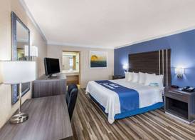Days Inn & Suites by Wyndham Braunig Lake 3