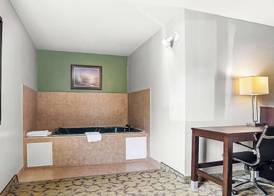 SureStay Plus Hotel by Best Western Bettendorf 4
