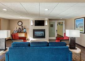 Comfort Inn & Suites Jackson - West Bend 3