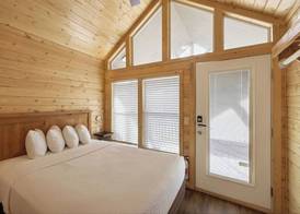 Luxury Tiny Home King Room 4
