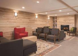 Country Inn & Suites by Radisson, Pella, IA 3