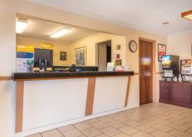 Econo Lodge Inn & Suites Windsor Locks Bradley Airport 3