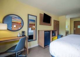 Days Inn by Wyndham Evansdale Waterloo 5