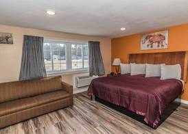 Howard Johnson by Wyndham Acton 5