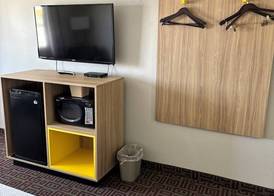 Days Inn by Wyndham West Branch Iowa City Area 4
