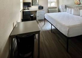 Price Pointe Inn 4