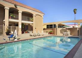 Howard Johnson by Wyndham Buena Park 2
