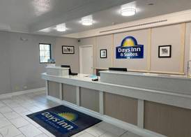 Days Inn & Suites by Wyndham Arlington Heights 4