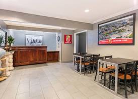 Super 8 by Wyndham Arlington Near AT&T Stadium 2